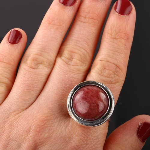 1324 - KARL ERIK PALMBERG for ALTON - a Swedish modernist sterling silver rhodochrosite ring, 1973, setting... 