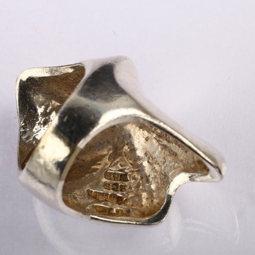 1326 - TAXCO - a large Mexican modernist sterling silver starfish ring, maker's marks AVM, setting height 4... 