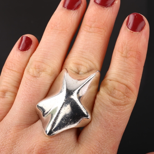 1326 - TAXCO - a large Mexican modernist sterling silver starfish ring, maker's marks AVM, setting height 4... 