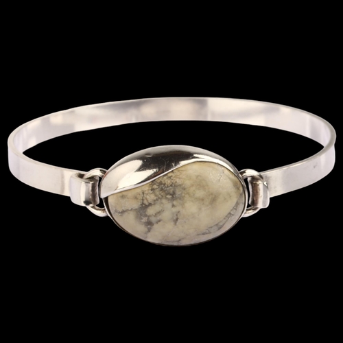 1339 - HANS HENRIK NYGAARD - a Danish modernist sterling silver howlite torque bracelet, setting height 19.... 