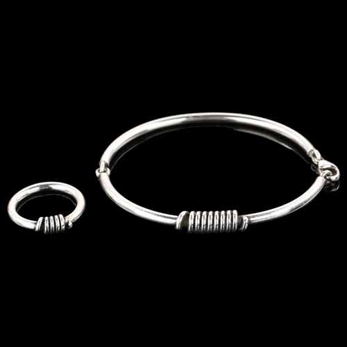 1360 - RANDERS SOLVVAREFABRIK - a Danish sterling silver abstract matching hinged bangle and ring set, bang... 