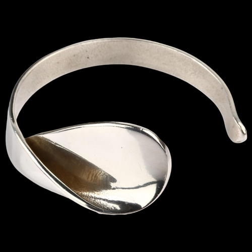 1364 - BERNHARD HERTZ - a Danish modernist sterling silver abstract fold torque bangle, matte and polished ... 