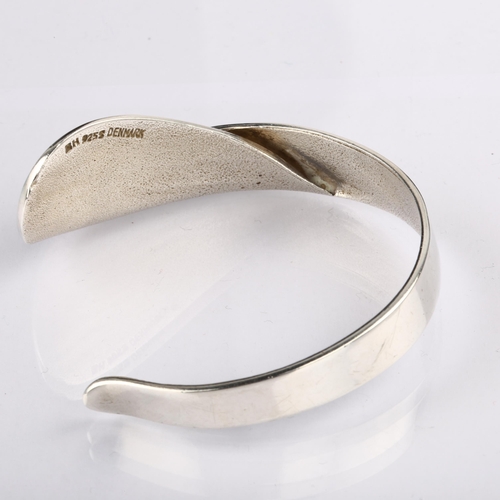 1364 - BERNHARD HERTZ - a Danish modernist sterling silver abstract fold torque bangle, matte and polished ... 