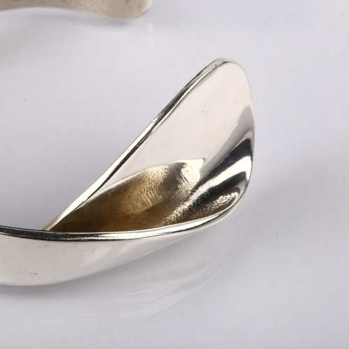 1364 - BERNHARD HERTZ - a Danish modernist sterling silver abstract fold torque bangle, matte and polished ... 