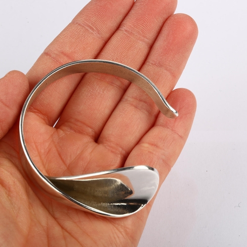 1364 - BERNHARD HERTZ - a Danish modernist sterling silver abstract fold torque bangle, matte and polished ... 