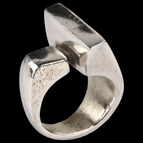 1365 - A heavy Danish brutalist sterling silver abstract ring, setting height 22.3mm, size L/M, 31.6g