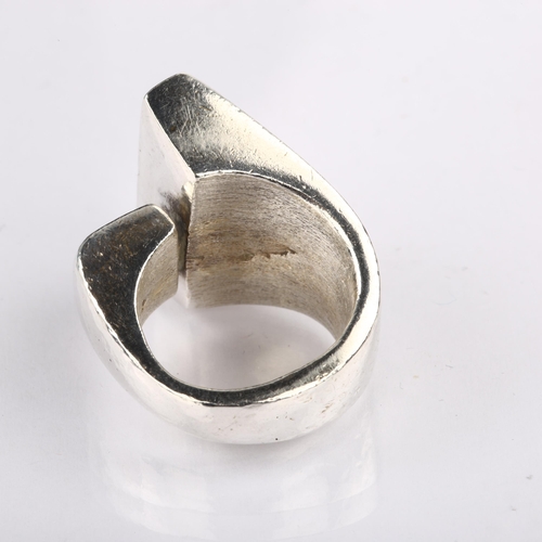 1365 - A heavy Danish brutalist sterling silver abstract ring, setting height 22.3mm, size L/M, 31.6g