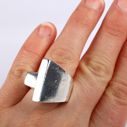 1365 - A heavy Danish brutalist sterling silver abstract ring, setting height 22.3mm, size L/M, 31.6g