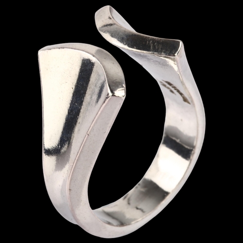 1372 - ARNE JOHANSEN - a Danish modernist sterling silver abstract torque ring, setting height 14.1mm, size... 