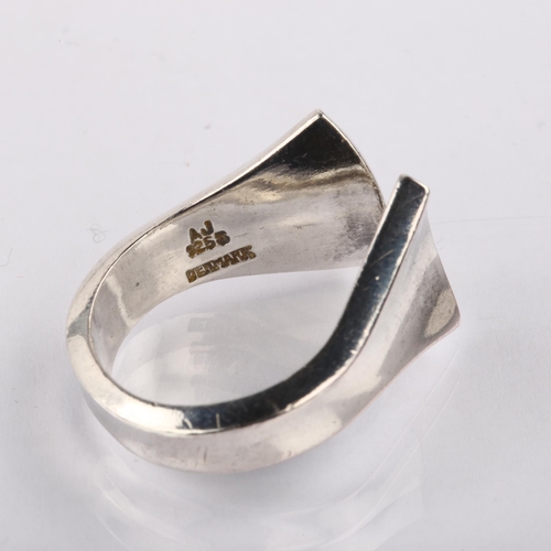 1372 - ARNE JOHANSEN - a Danish modernist sterling silver abstract torque ring, setting height 14.1mm, size... 