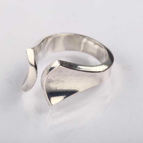 1372 - ARNE JOHANSEN - a Danish modernist sterling silver abstract torque ring, setting height 14.1mm, size... 