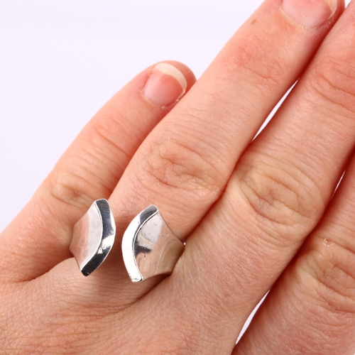 1372 - ARNE JOHANSEN - a Danish modernist sterling silver abstract torque ring, setting height 14.1mm, size... 