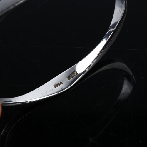 1374 - FRANK AHM - a Danish modernist sterling silver plain form wave slave bangle, setting height 8.1mm, i... 