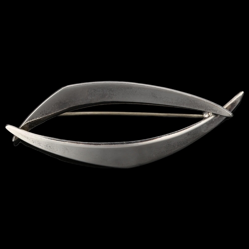 1377 - ULRICH - a Danish modernist sterling silver abstract boomerang brooch, length 68.5mm, 8.5g