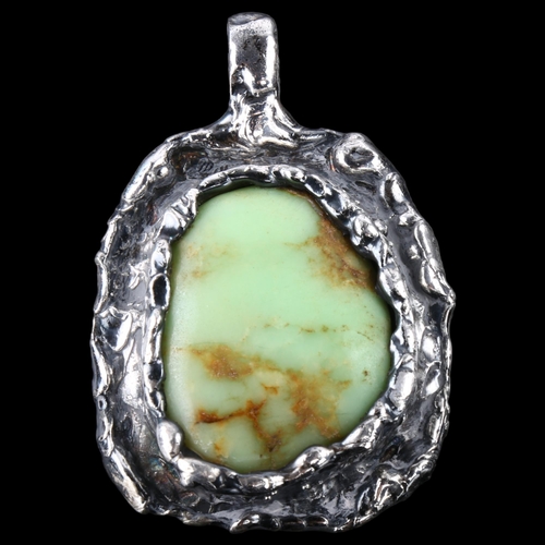 1384 - A large brutalist chrysoprase abstract pendant necklace, unmarked white metal settings with rubber c... 