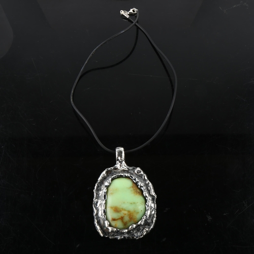 1384 - A large brutalist chrysoprase abstract pendant necklace, unmarked white metal settings with rubber c... 