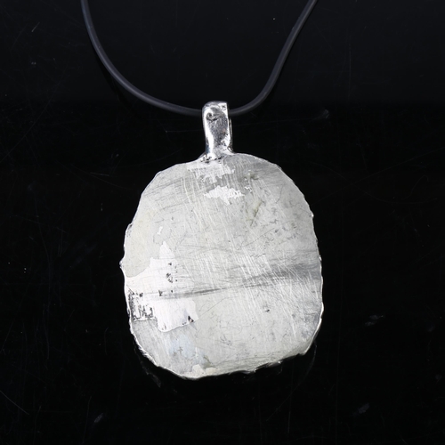 1384 - A large brutalist chrysoprase abstract pendant necklace, unmarked white metal settings with rubber c... 