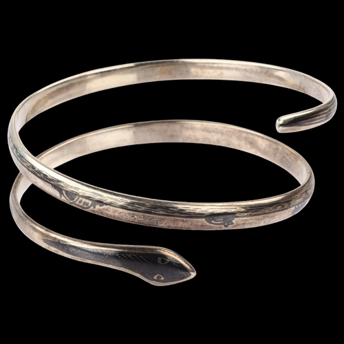 1413 - An Iraqi silver and niello snake bangle, individual band width 6.4mm, internal circumference 22cm, 4... 