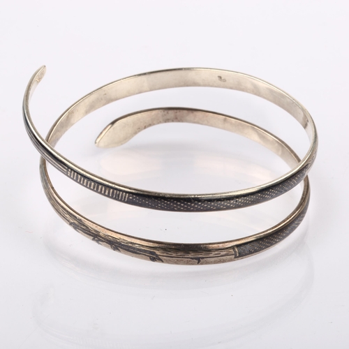 1413 - An Iraqi silver and niello snake bangle, individual band width 6.4mm, internal circumference 22cm, 4... 