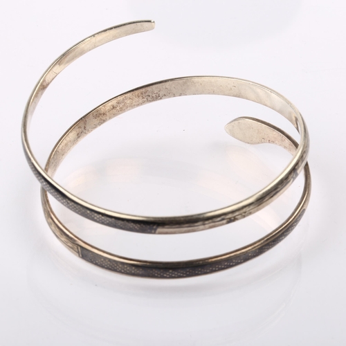 1413 - An Iraqi silver and niello snake bangle, individual band width 6.4mm, internal circumference 22cm, 4... 