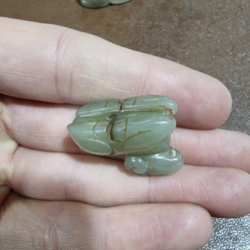 197 - 4 miniature carved jade toggle carvings, comprising a figure holding lingzhi fungus (height 4cm), a ... 