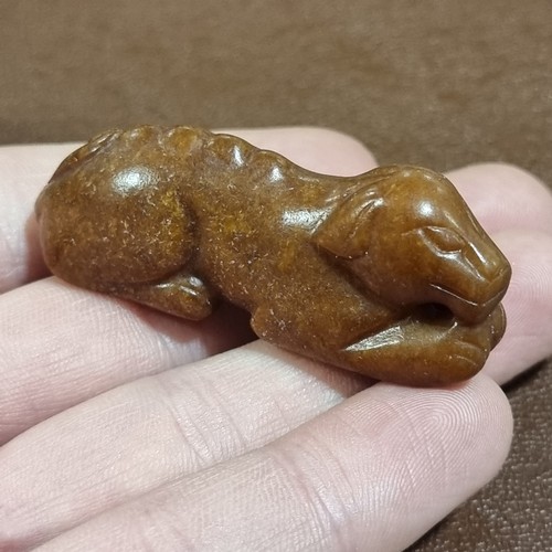 198 - 2 jade carvings depicting recumbent dogs, length 5.5cm