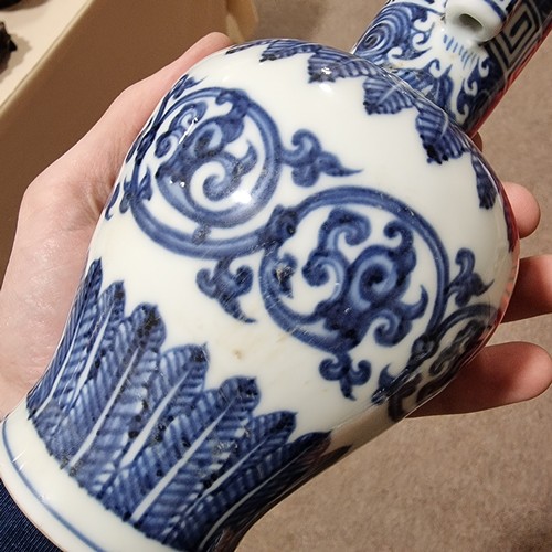 227 - A Chinese Ming style blue and white porcelain arrow vase, with 6 character marks to base, height 19.... 