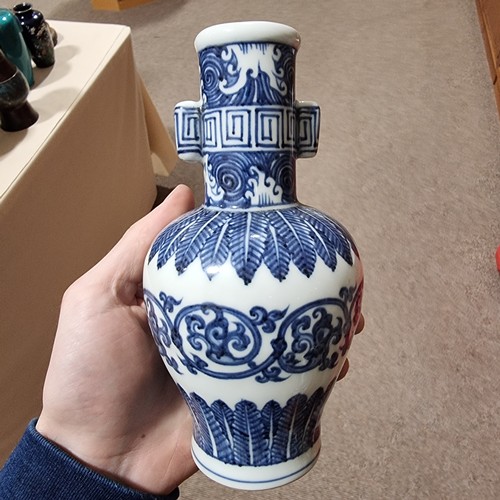 227 - A Chinese Ming style blue and white porcelain arrow vase, with 6 character marks to base, height 19.... 