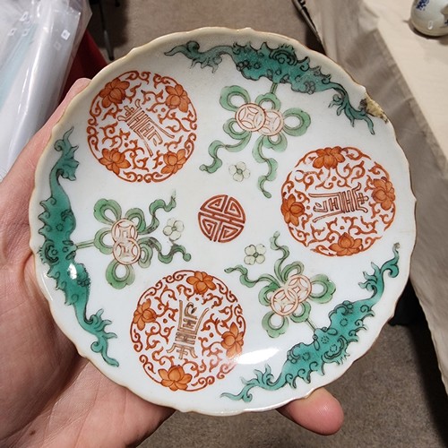 159 - 2 small Chinese porcelain dishes with painted decoration, largest 13cm across