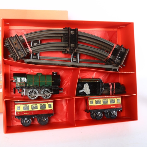 130 - HORNBY - a clockwork O gauge Hornby train set, including locomotive 60985 and associated tender, coa... 