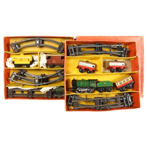 133 - HORNBY - a clockwork O gauge Hornby train tank goods set, no. 40, complete and in original box, and ... 