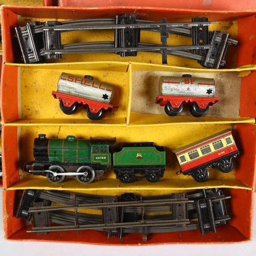 133 - HORNBY - a clockwork O gauge Hornby train tank goods set, no. 40, complete and in original box, and ... 