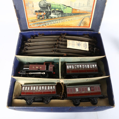 137 - HORNBY - a clockwork O gauge Hornby train no. 101 tank passenger set, appears complete and in origin... 