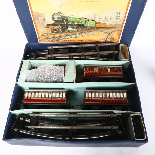 138 - HORNBY - a clockwork O gauge Hornby train no. 101 tank passenger set, appears complete and in origin... 