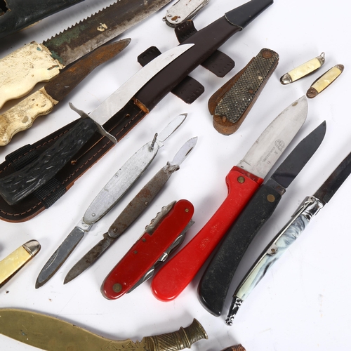 392 - Various hunting knives, utility knives and Swiss Army knives