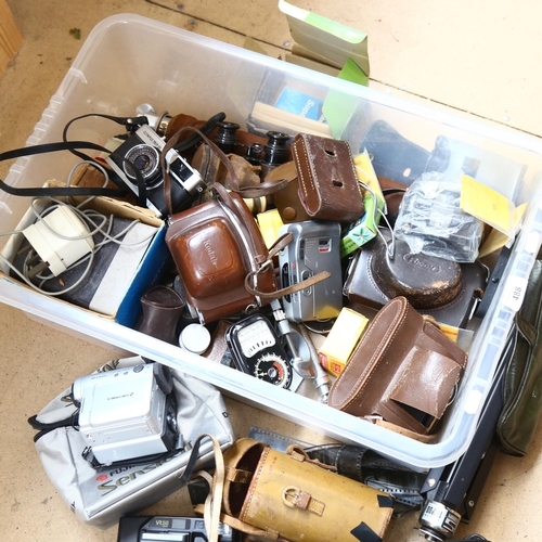 488 - A quantity of Vintage cameras, equipment and accessories, including a Sharp Viewcam Z hand-held digi... 