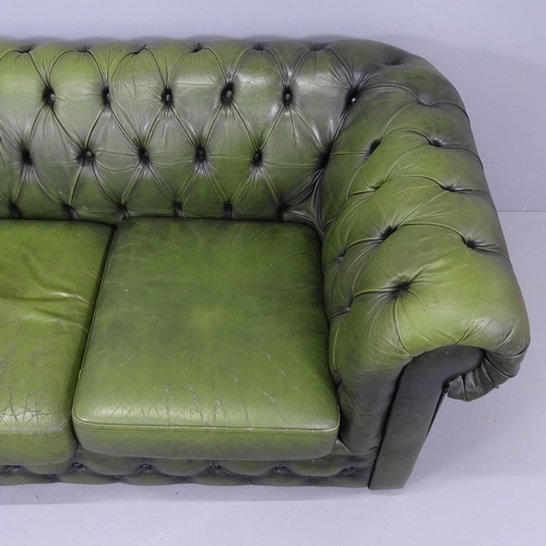 2191 - A green button-back leather upholstered three-seater Chesterfield sofa. Overall 205x69x88, seat 148x... 