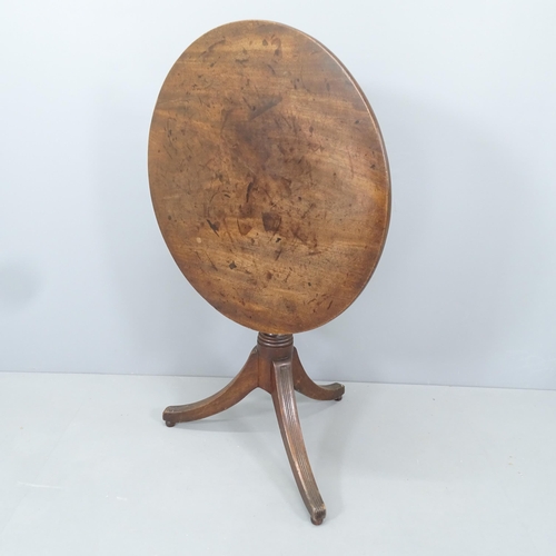 2209 - A Georgian mahogany tilt-top table, raised on reeded tripod legs. 69x71cm.