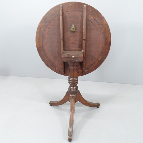 2209 - A Georgian mahogany tilt-top table, raised on reeded tripod legs. 69x71cm.