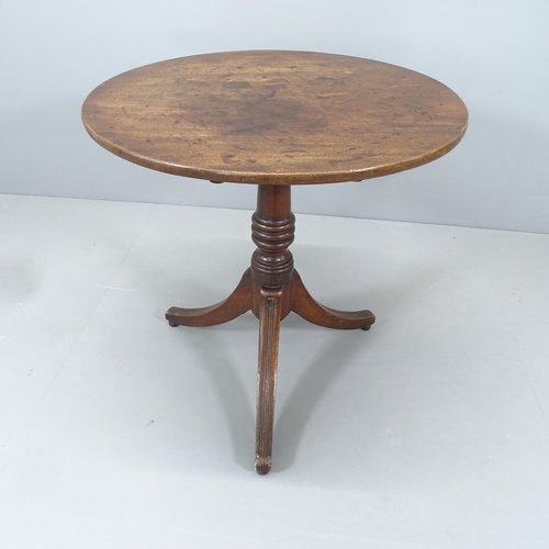 2209 - A Georgian mahogany tilt-top table, raised on reeded tripod legs. 69x71cm.