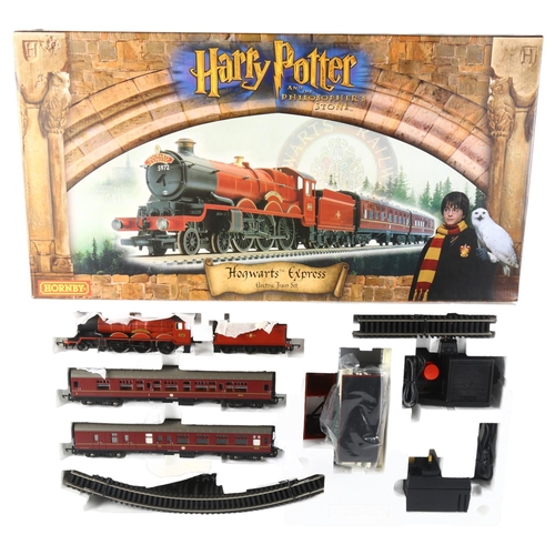 45 - HORNBY - model R1025, Harry Potter and the Philosopher's Stone, Hogwarts Express electric train set,... 