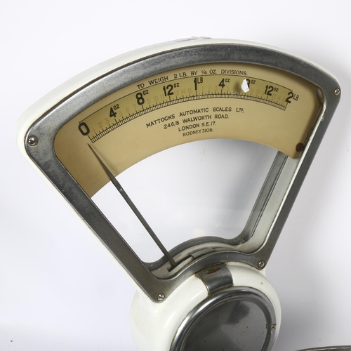 711 - A Vintage Mattocks automatic enamel scale, to weigh up to 2lb, height 51cm