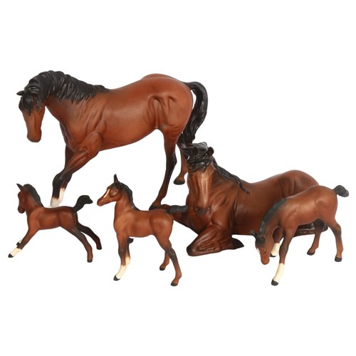 865 - A group of Royal Doulton horses (5)