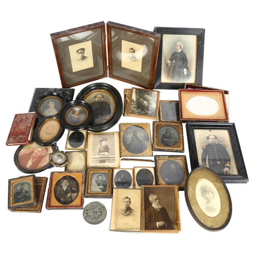 995 - Daguerrotypes, early photographs, brooch etc