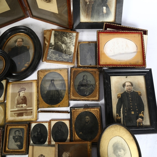 995 - Daguerrotypes, early photographs, brooch etc