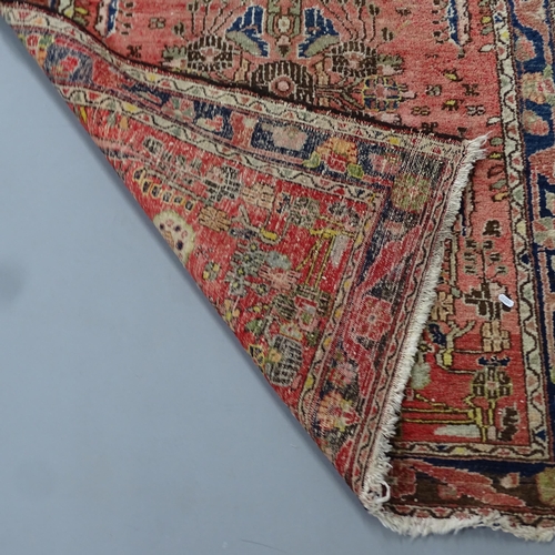 2299 - A red and blue-ground early 20th century Malayer rug, 152x106cm.