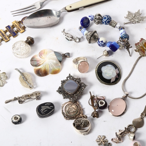 1201 - A group of silver and other costume jewellery, to include a silver-mounted rose quartz ring and simi... 