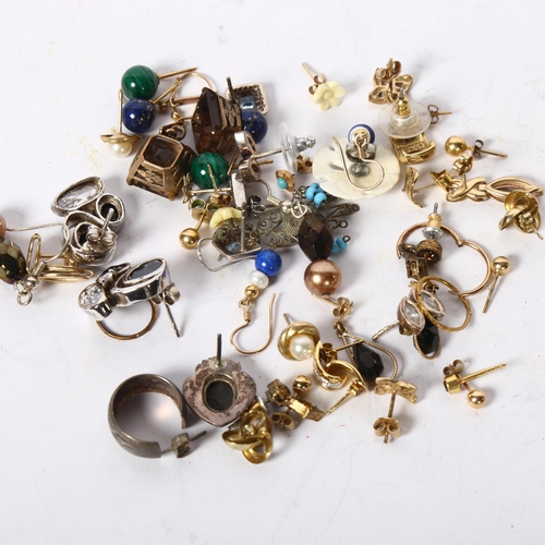 1217 - Various gold and costume jewellery earrings