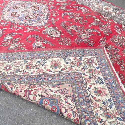 2345 - A large red ground Qashqai carpet. 523 x 346cm.