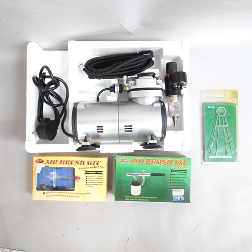 725 - An airbrush kit and air compressor, as new in boxes.